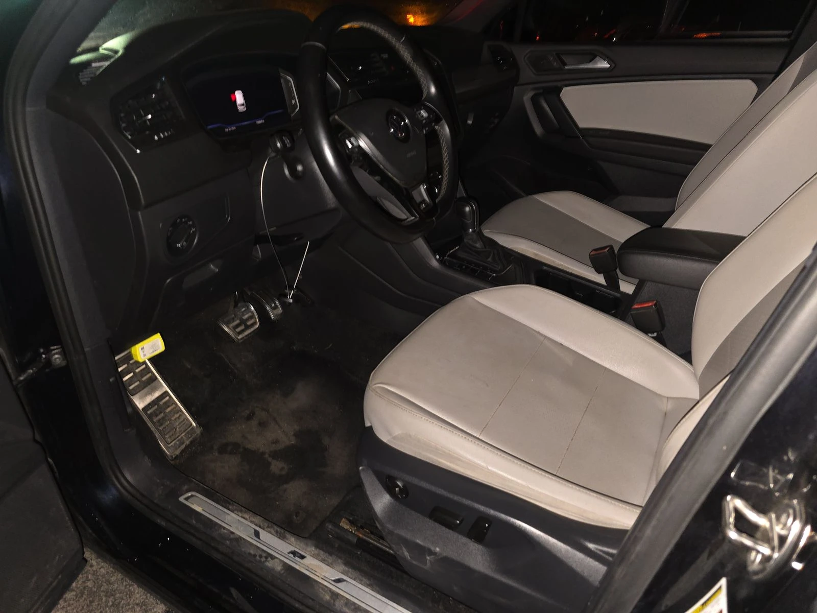 VW Tiguan SEL Jet Black R-Line, снимка 9 - Автомобили и джипове - 53712842