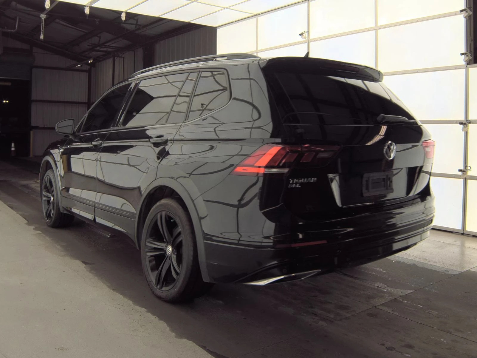 VW Tiguan SEL Jet Black R-Line, снимка 8 - Автомобили и джипове - 53712842