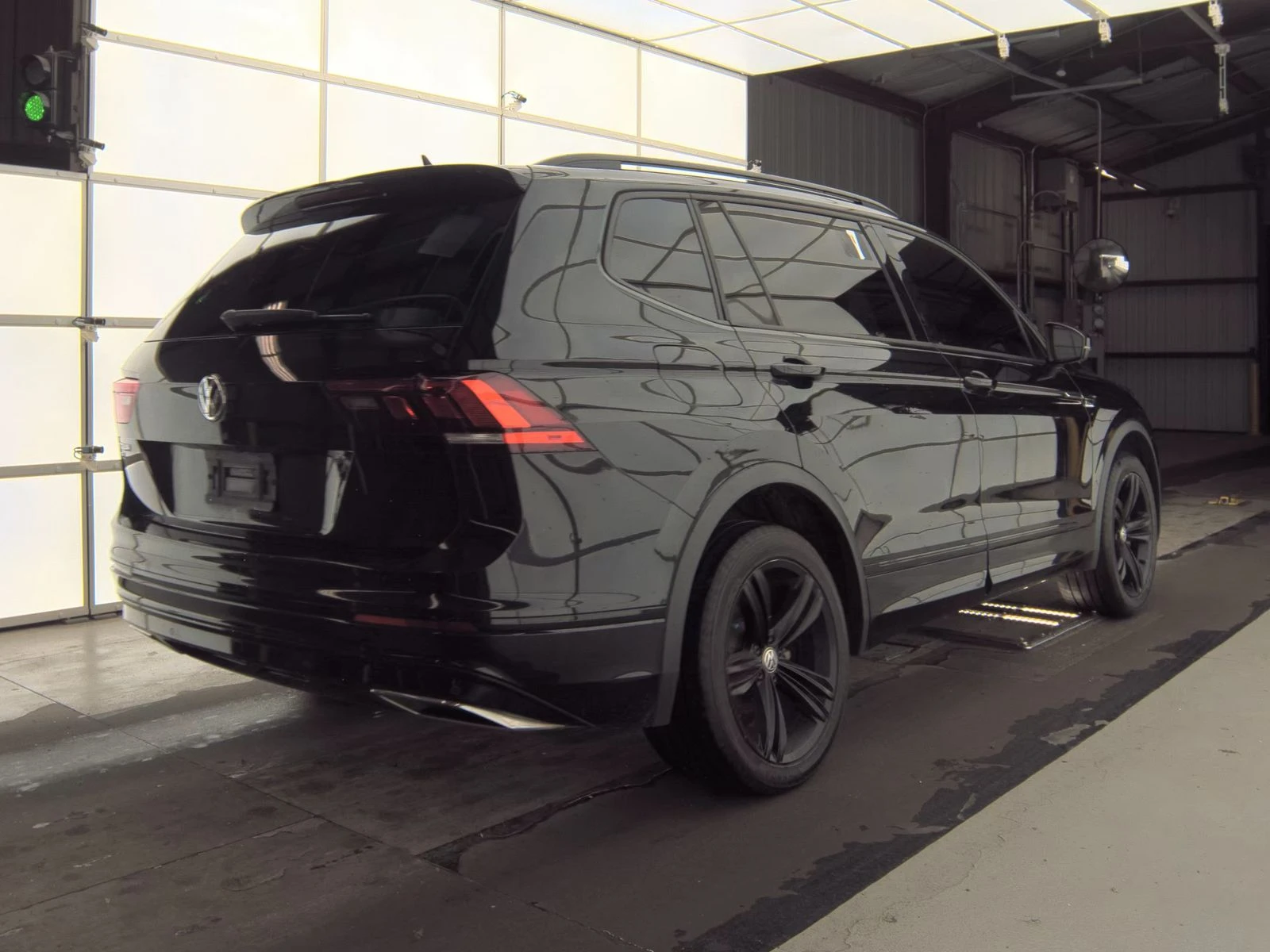 VW Tiguan SEL Jet Black R-Line, снимка 5 - Автомобили и джипове - 53712842