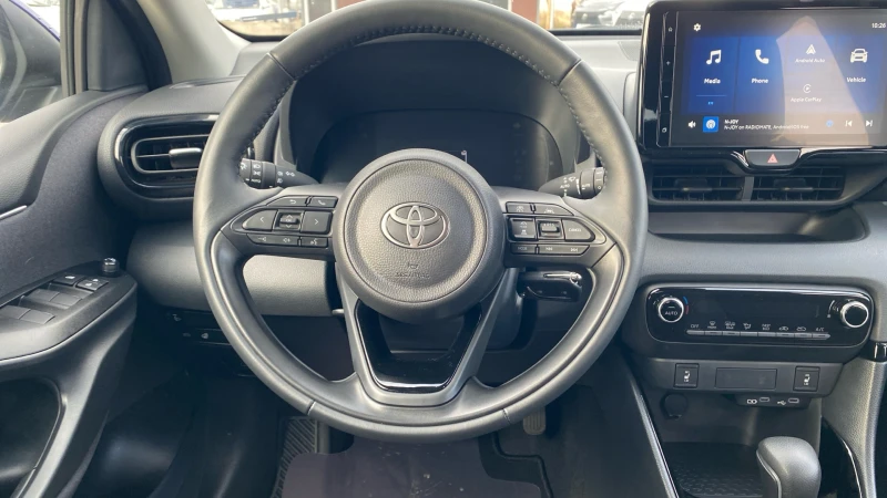 Toyota Yaris 1.5 HSD Chic Plus, снимка 12 - Автомобили и джипове - 52295618