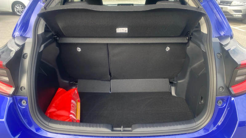 Toyota Yaris 1.5 HSD Chic Plus, снимка 8 - Автомобили и джипове - 52295618