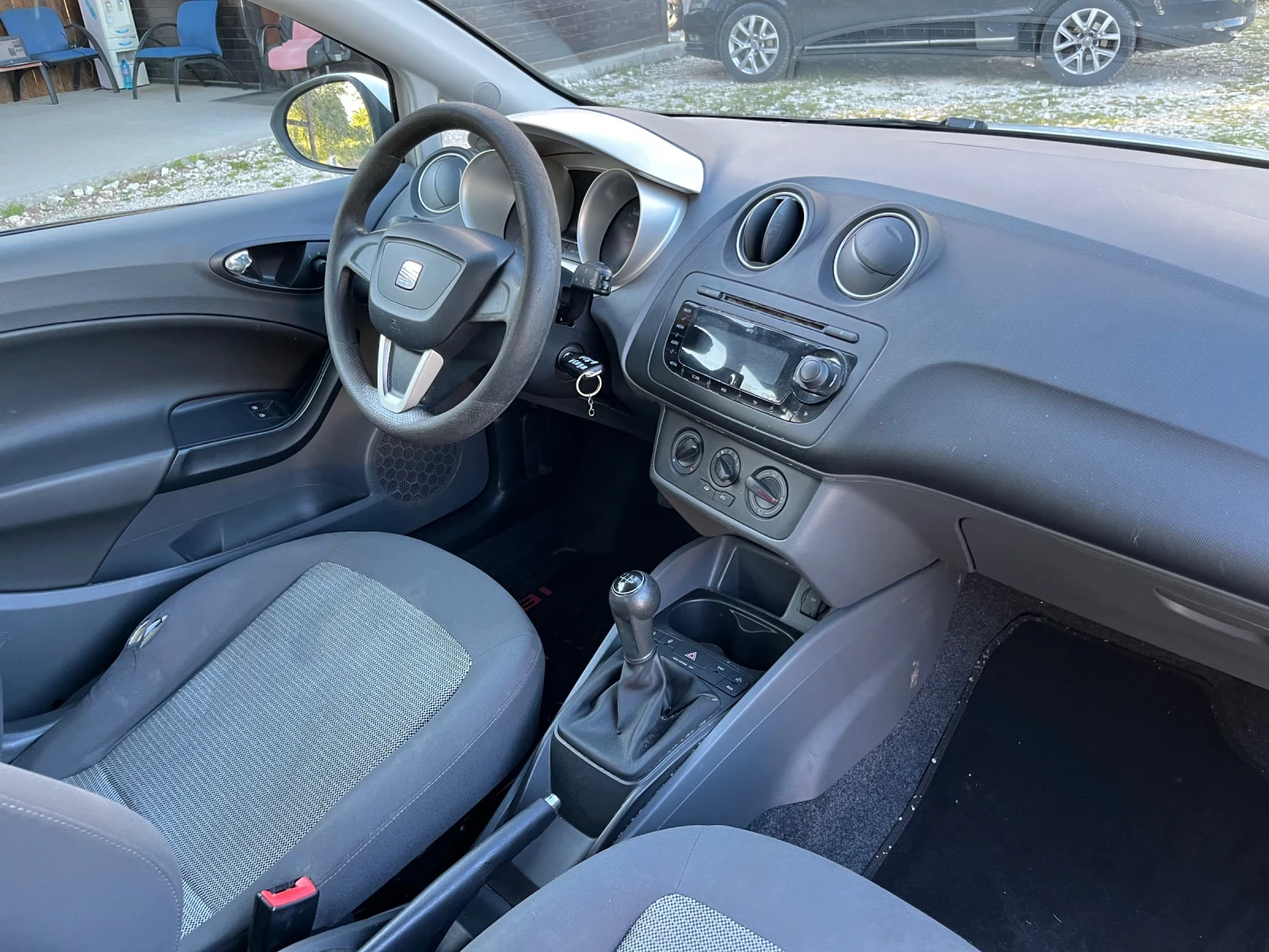 Seat Ibiza 1.4i, снимка 7 - Автомобили и джипове - 54598080