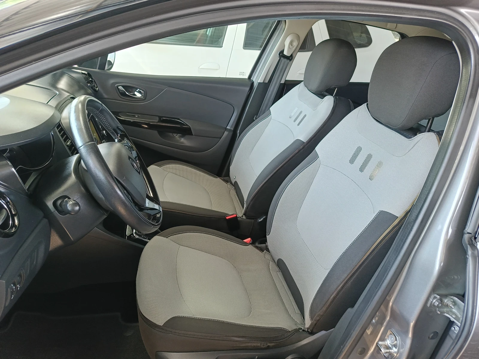 Renault Captur 1.5dci Автоматик , снимка 8 - Автомобили и джипове - 55711020