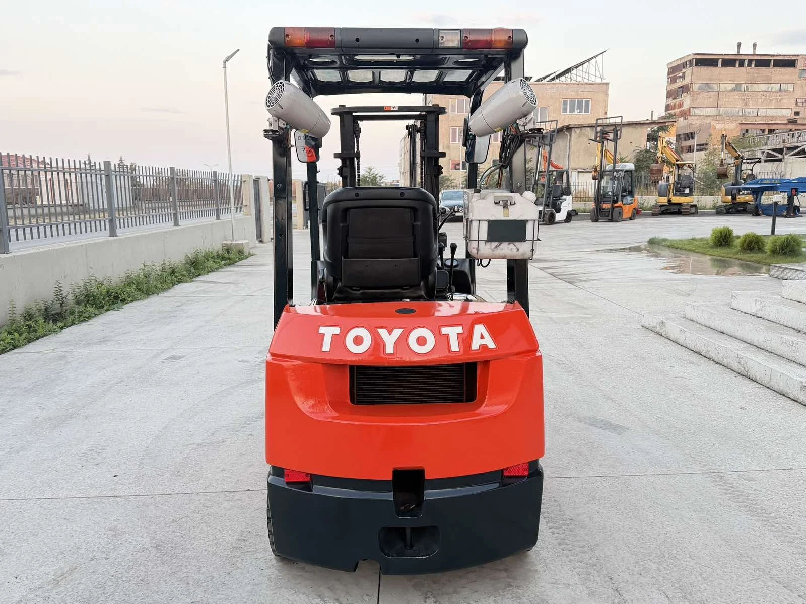 Мотокар Toyota 1.8тона* ИЗРАВНИТЕЛ* ПАРНО+ КЛИМАТИК* КАТО НОВ* , снимка 4 - Индустриална техника - 55830556
