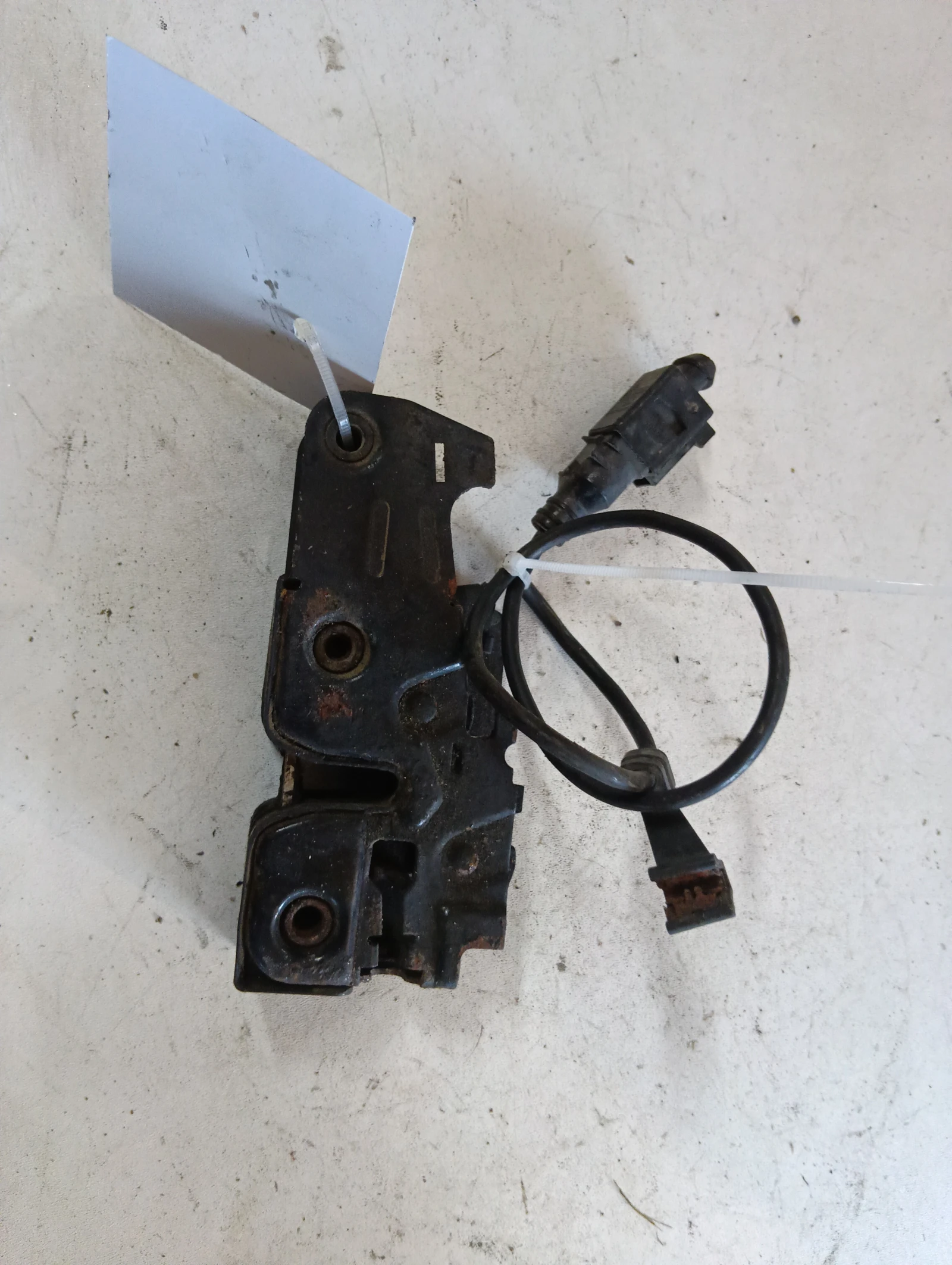 брава преден капак 8K0823509 Audi A4