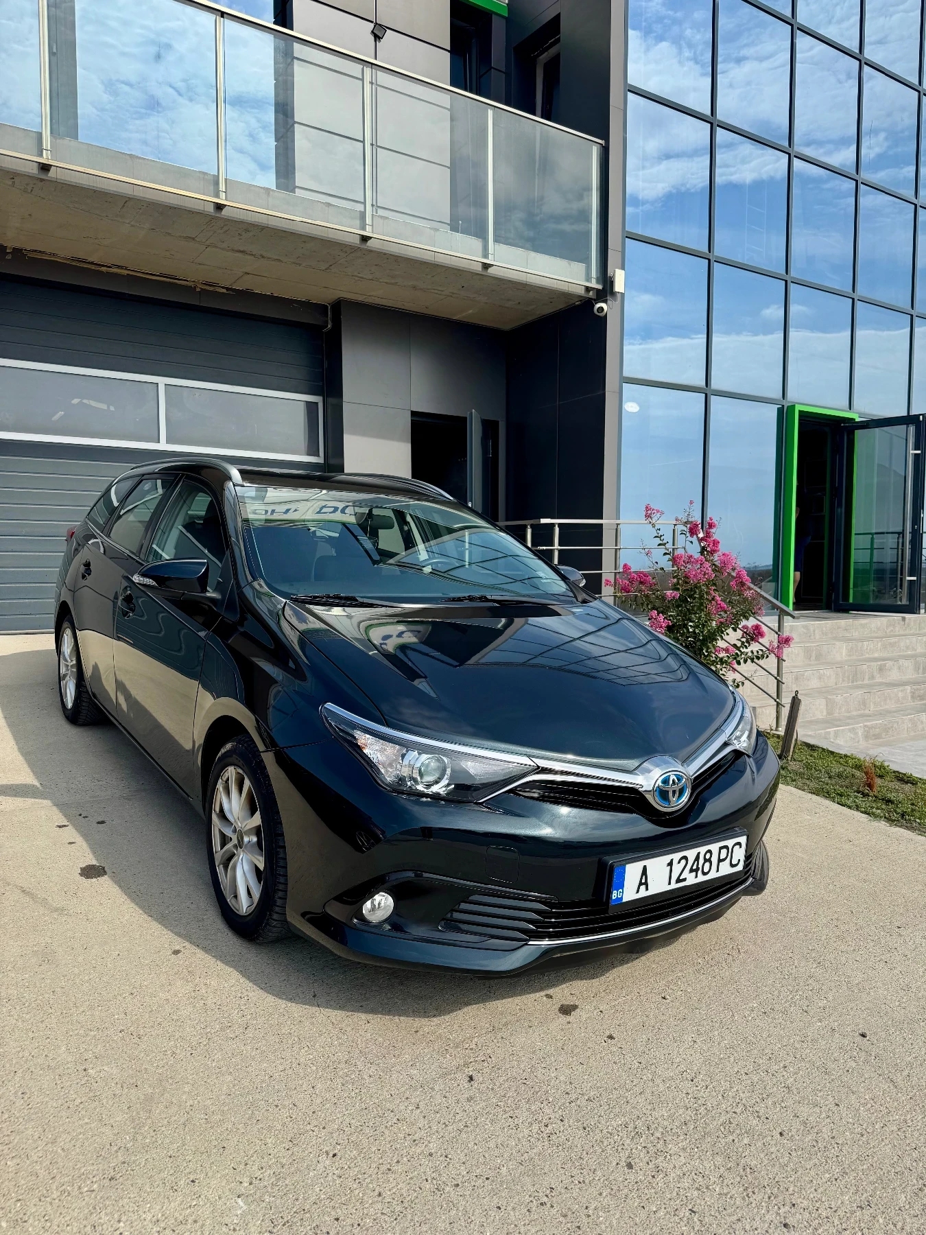Toyota Auris 1.8 - Hybrid, снимка 1