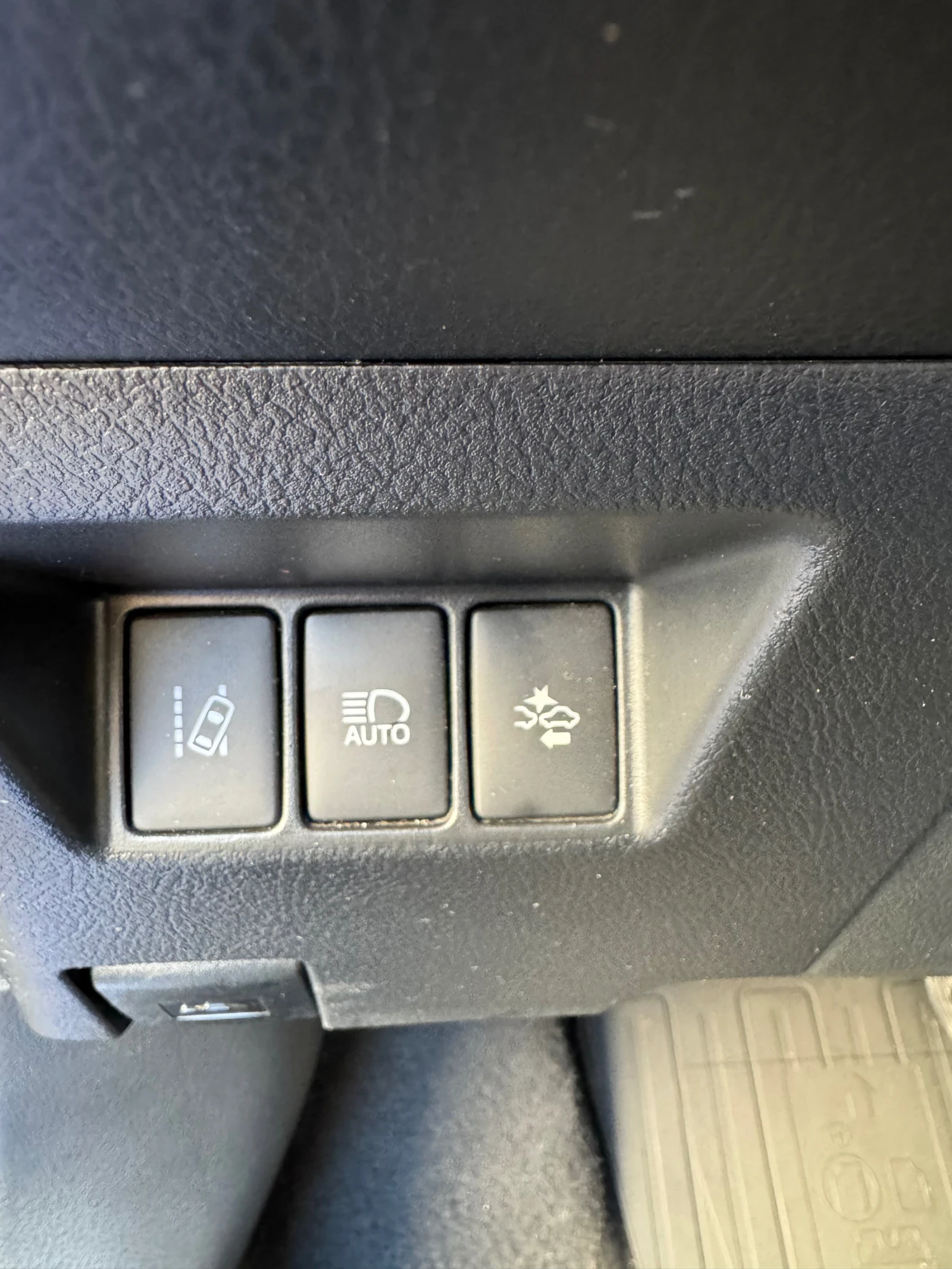 Toyota Yaris Hybrid , снимка 13 - Автомобили и джипове - 53832798