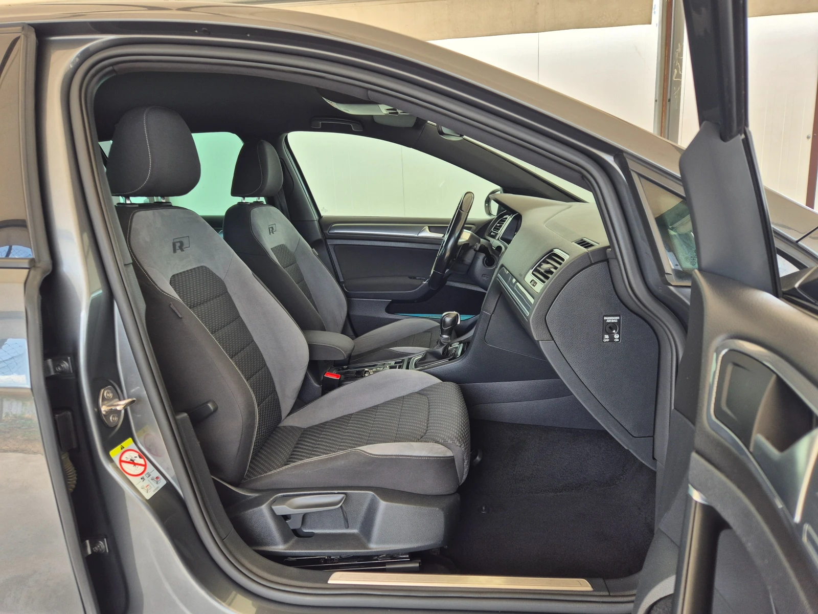 VW Golf 1.5TSI* R-Line* AUTOMAT* , снимка 10 - Автомобили и джипове - 55096319