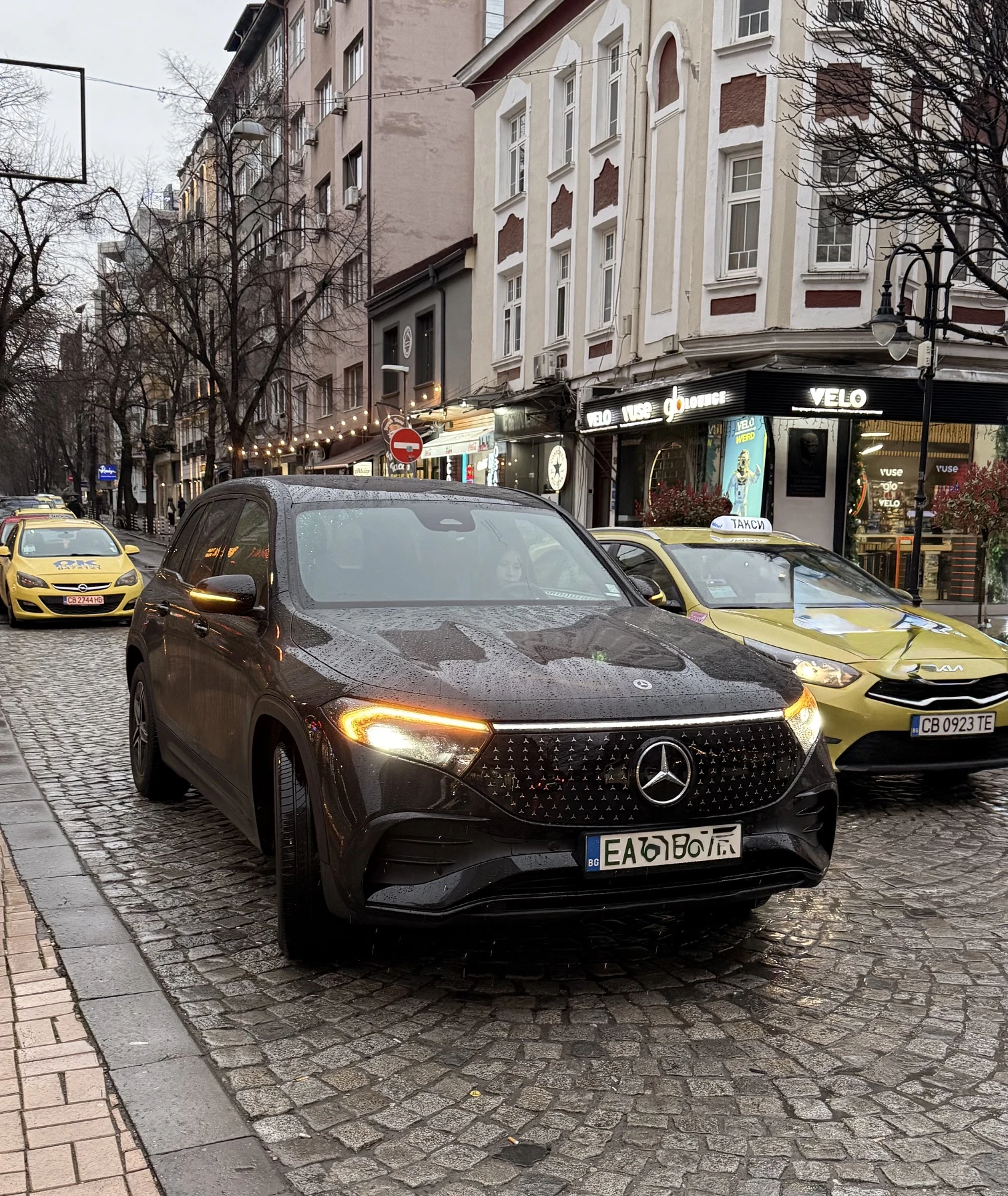 Mercedes-Benz EQB 250+ AMG| Night| Гаранция 2033| 97% Бат/Зимни гуми