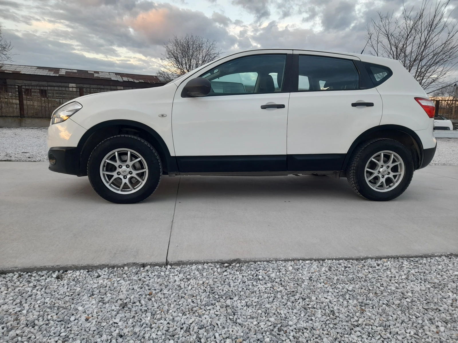 Nissan Qashqai, снимка 2 - Автомобили и джипове - 53804235