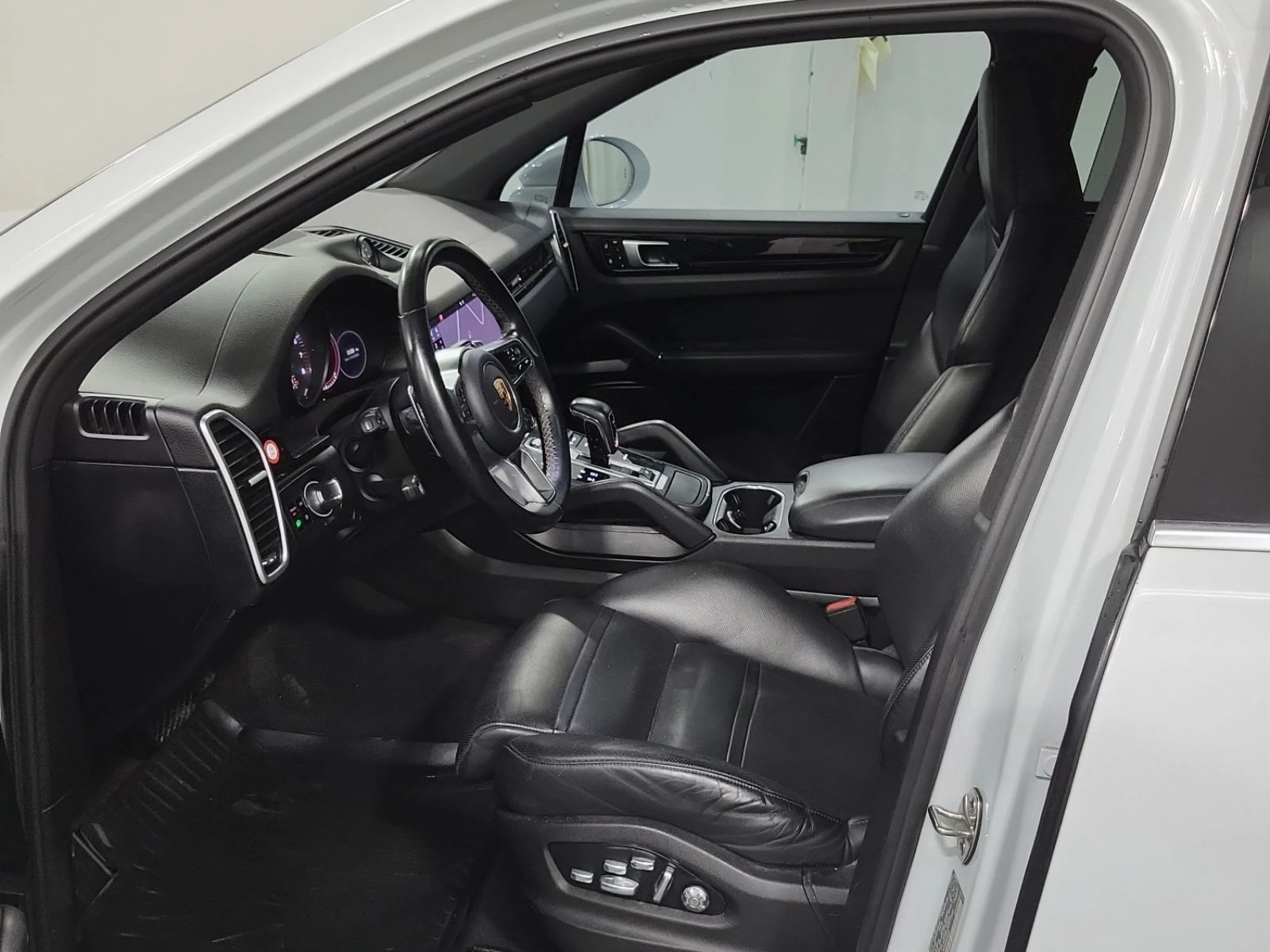 Porsche Cayenne E Hybrid  CARFAX, снимка 14 - Автомобили и джипове - 54149864