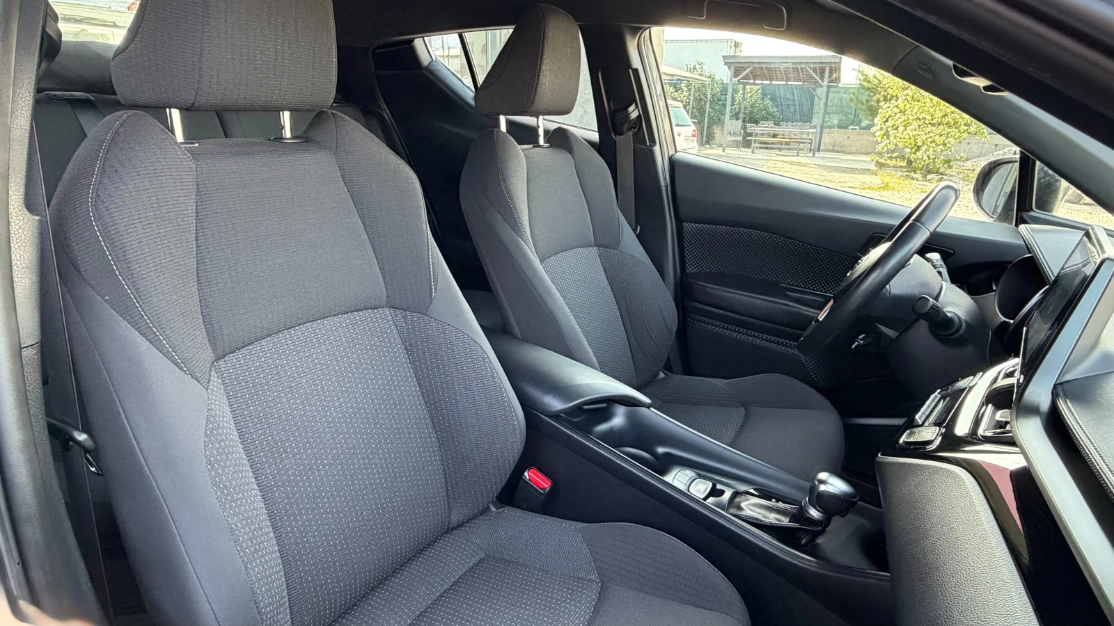 Toyota C-HR 1.8 HYBRID , снимка 13 - Автомобили и джипове - 54223084