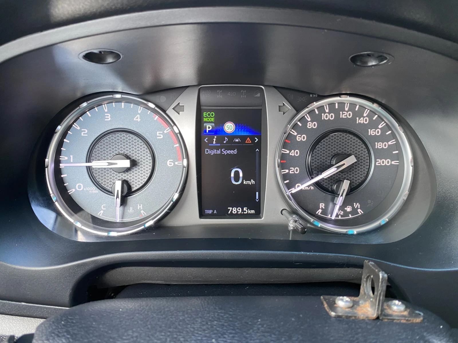 Toyota Hilux 2, 4 D4D/AUTOMAT, снимка 8 - Автомобили и джипове - 55125372