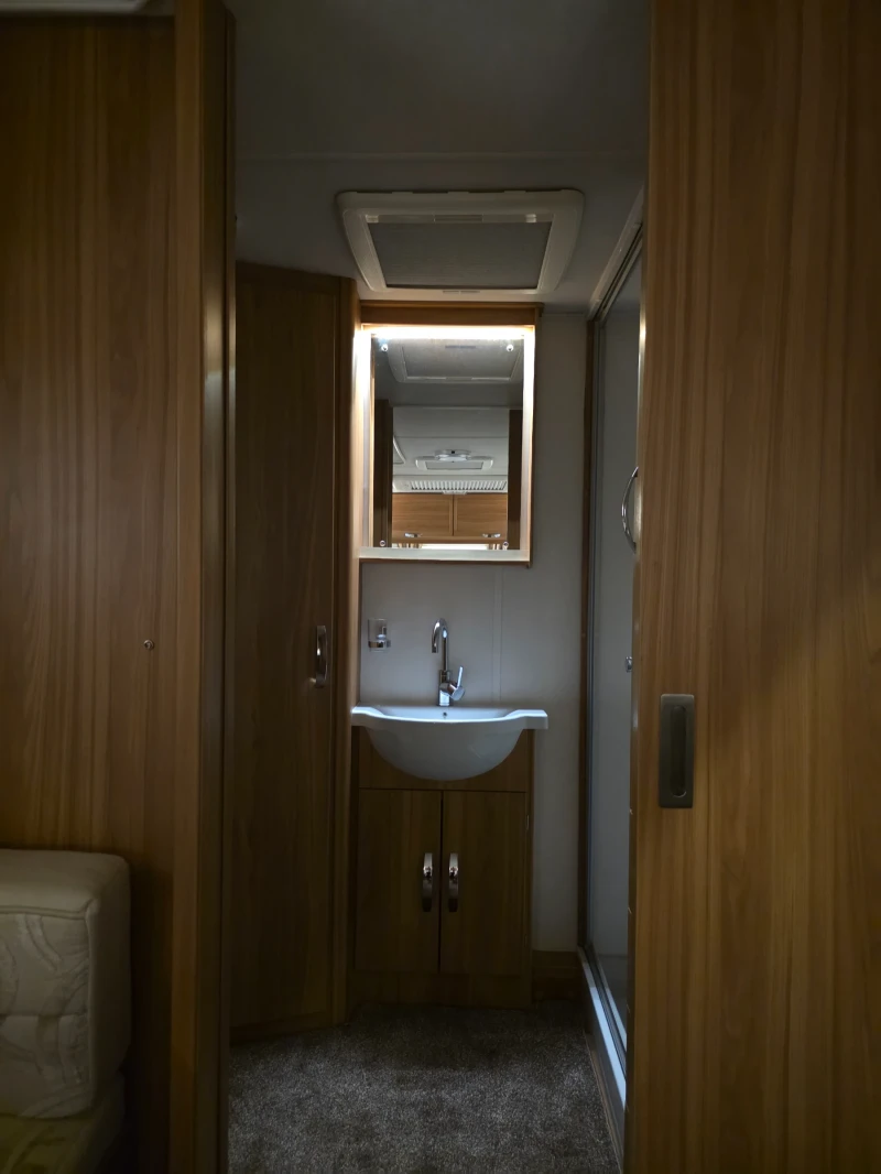 Каравана Други Lunar Clubman , снимка 13 - Каравани и кемпери - 52497041