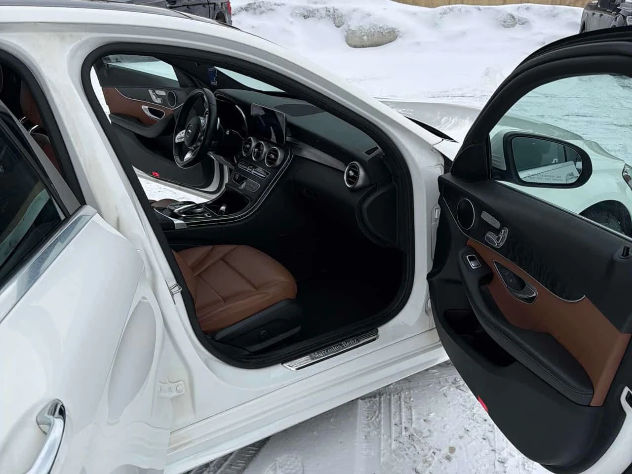 Mercedes-Benz C 300 4MATIC* DISTRONIC* 360КАМЕРИ* ПОДГРЕВИ* , снимка 11 - Автомобили и джипове - 53760495