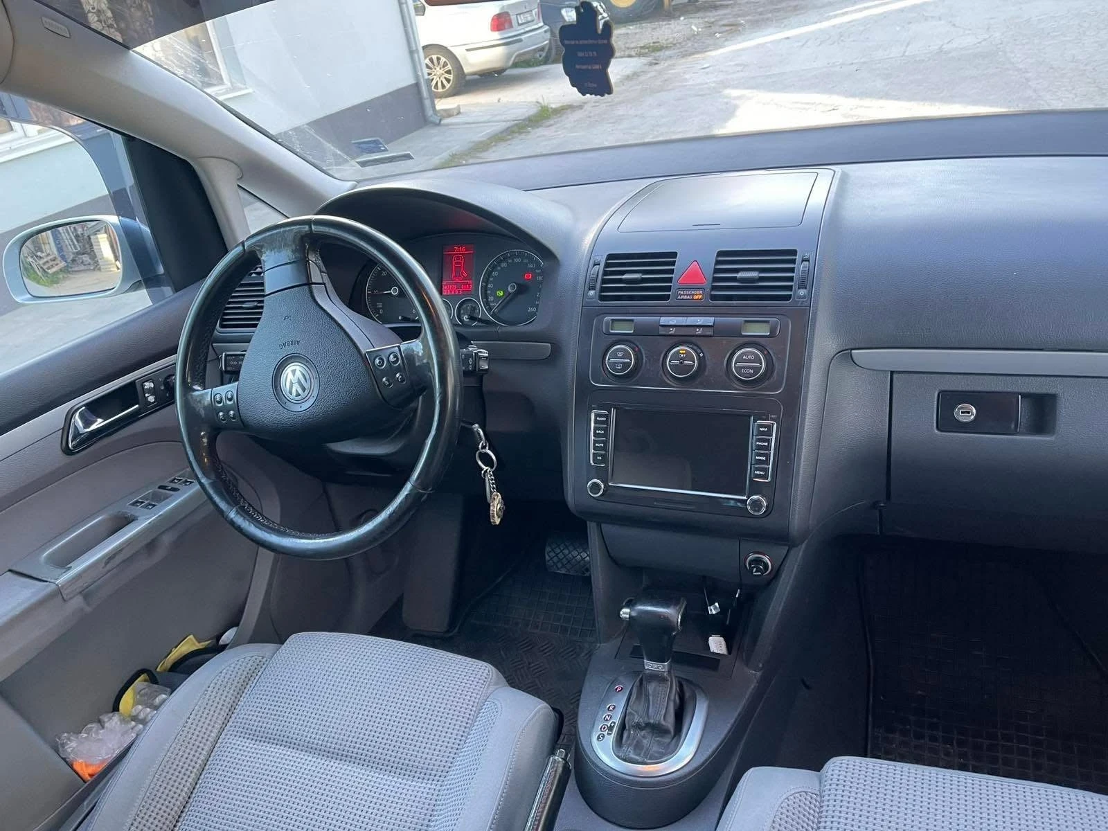 VW Touran 1.9, снимка 6 - Автомобили и джипове - 54413767