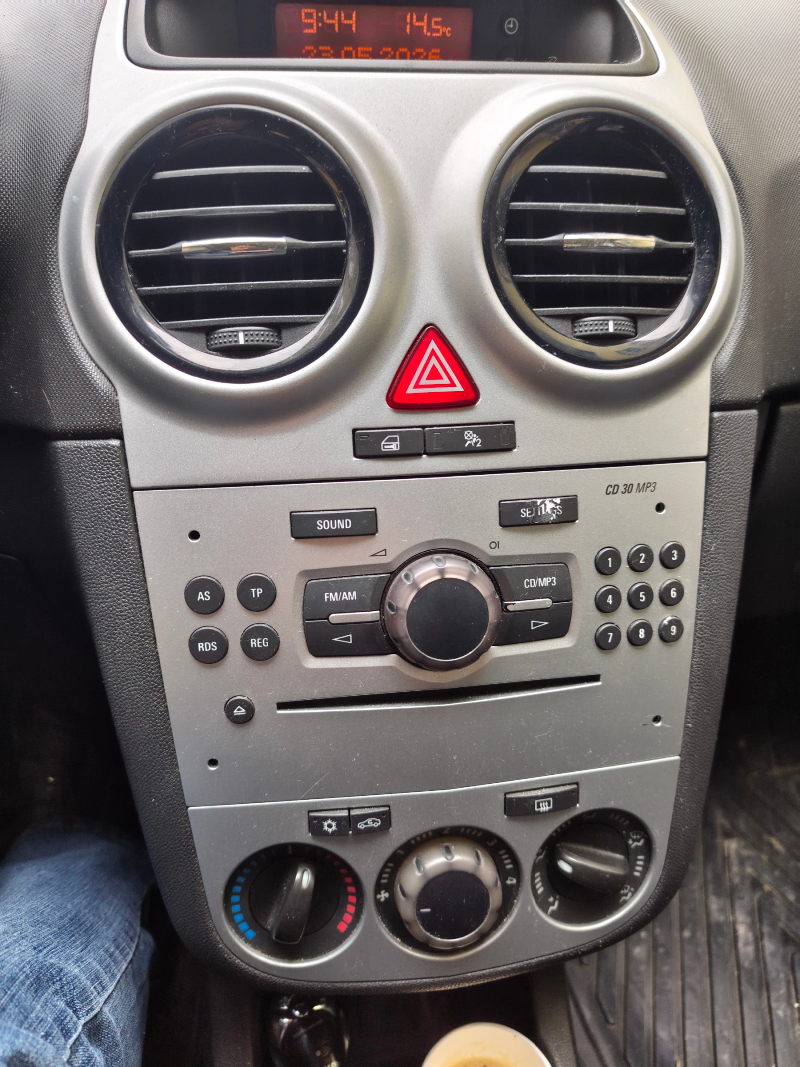 Opel Corsa  1.2i Ecotec, 4 cylinder, снимка 11 - Автомобили и джипове - 54652343