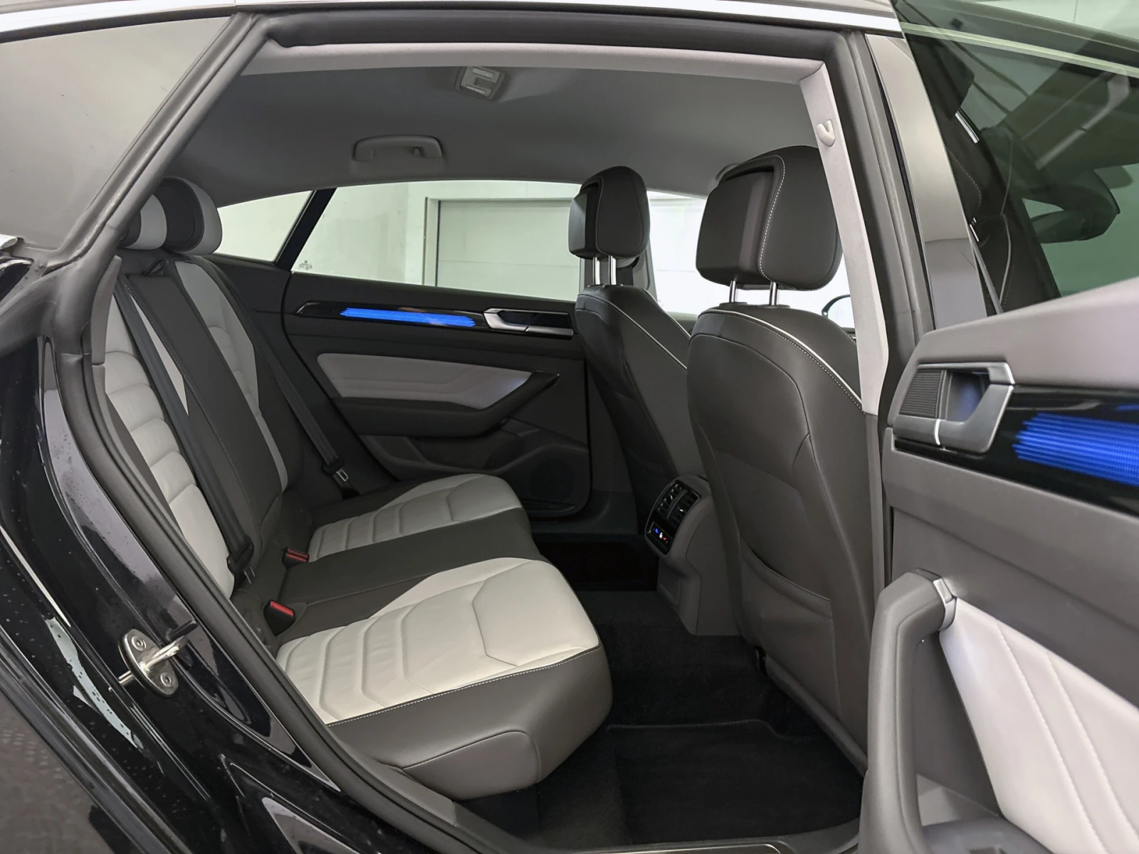 VW Arteon 1.4 R-Line Hybrid/ Head-up/ Blind/ Подгрев/ Кожа, снимка 8 - Автомобили и джипове - 55642263