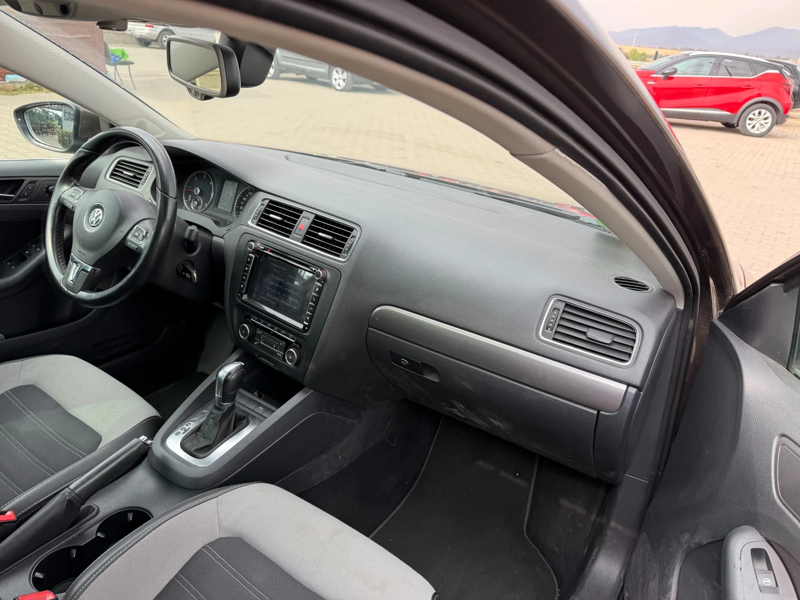 VW Jetta 2.0TDI AVTOMAT/NAVI EURO 5, снимка 11 - Автомобили и джипове - 56166059