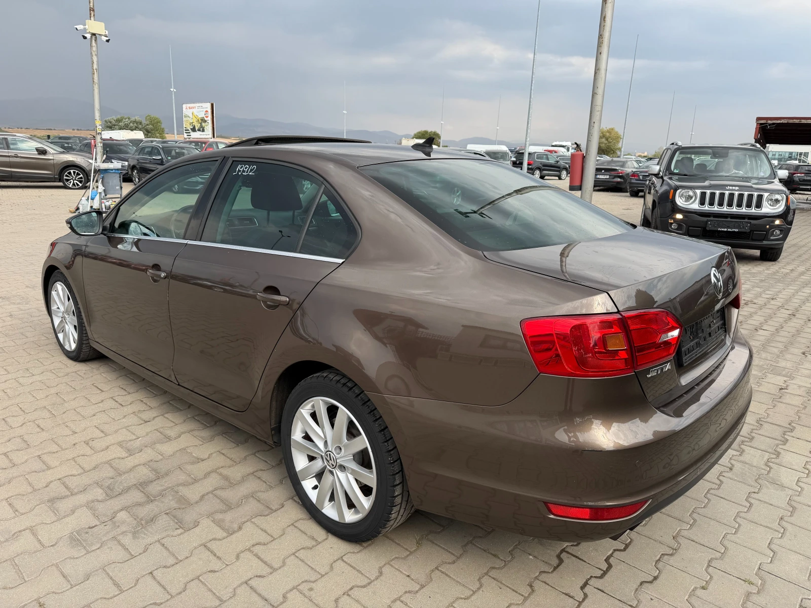 VW Jetta 2.0TDI AVTOMAT/NAVI EURO 5, снимка 8 - Автомобили и джипове - 56166059