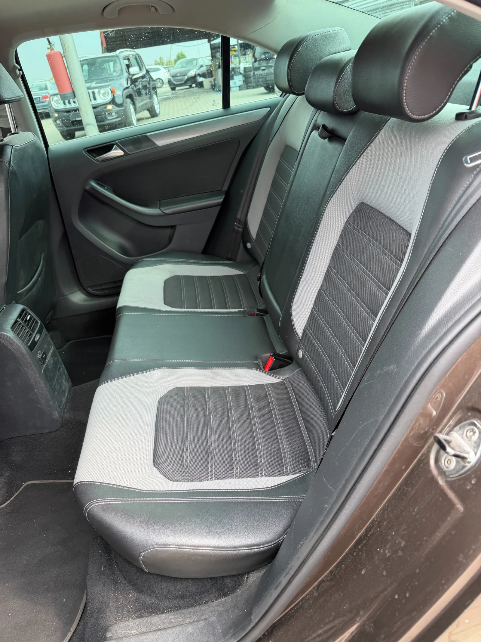VW Jetta 2.0TDI AVTOMAT/NAVI EURO 5, снимка 10 - Автомобили и джипове - 56166059