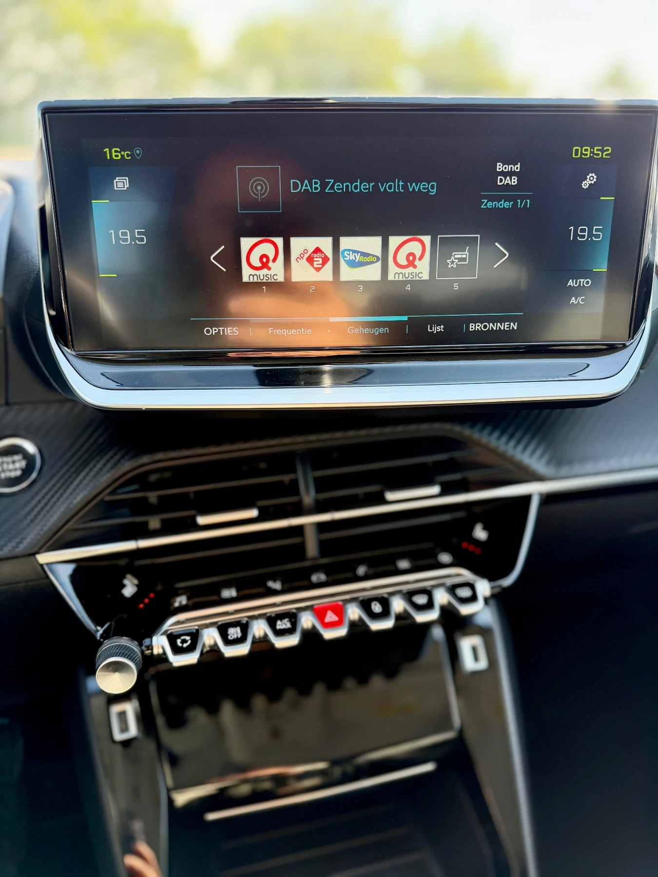 Peugeot 208 52Kw 320км Пробег, снимка 13 - Автомобили и джипове - 56203047
