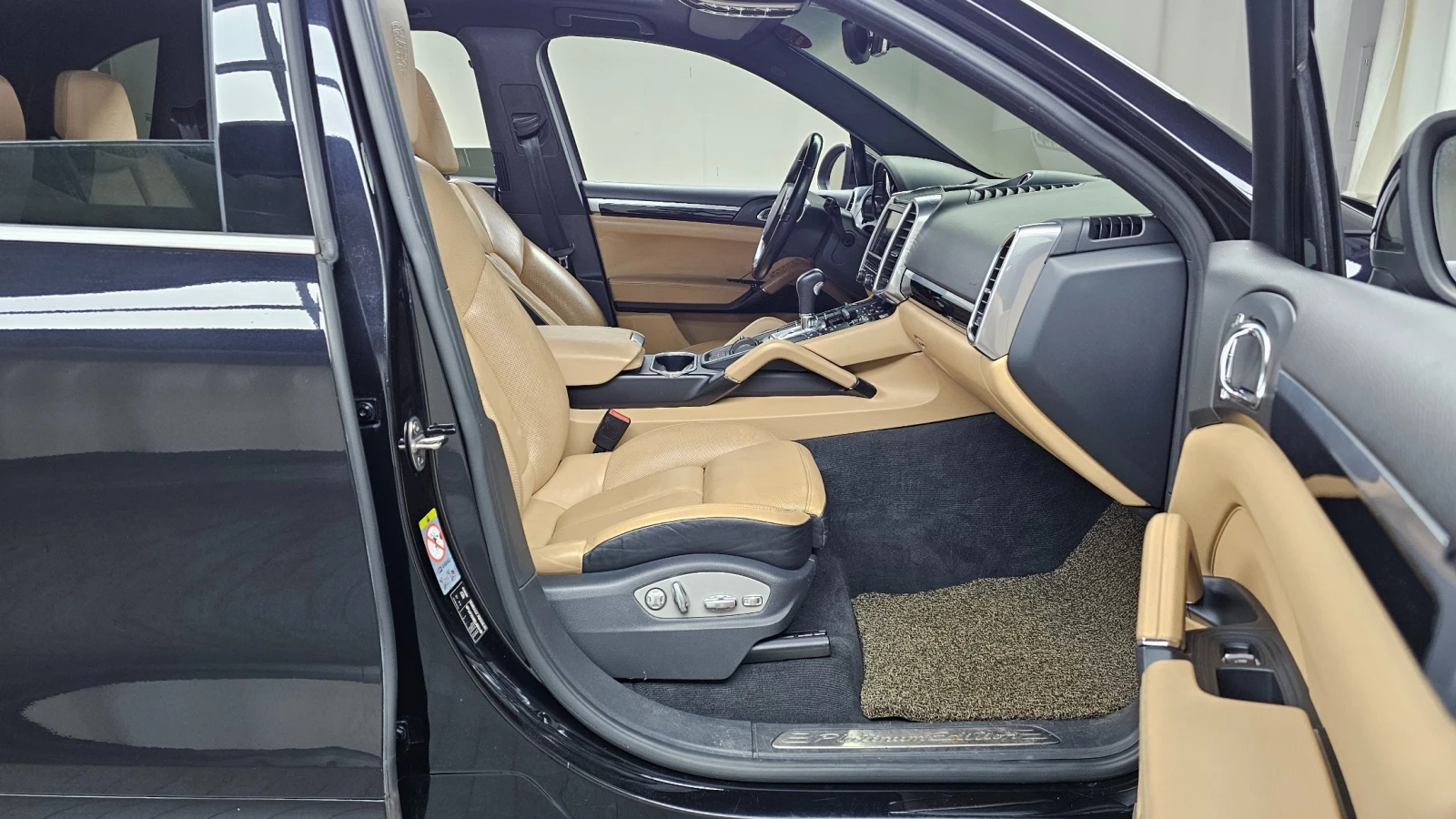 Porsche Cayenne Platinum Edition | Panoramic Roof| Ventilated Seat, снимка 11 - Автомобили и джипове - 54751552
