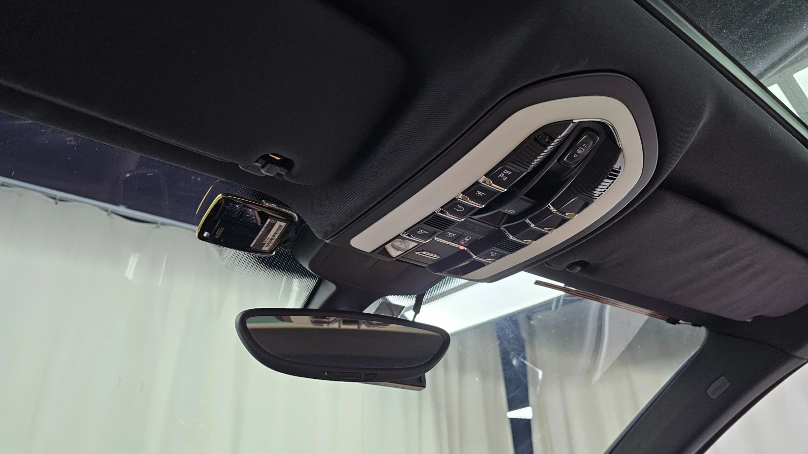 Porsche Cayenne Platinum Edition | Panoramic Roof| Ventilated Seat, снимка 15 - Автомобили и джипове - 54751552
