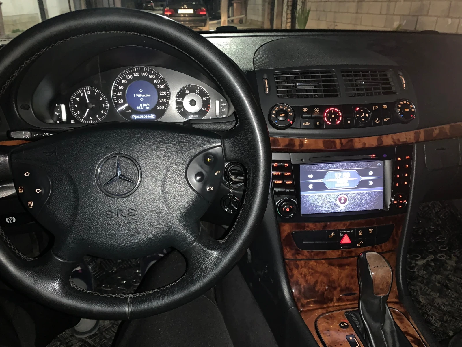 Mercedes-Benz E 220, снимка 12 - Автомобили и джипове - 53831468