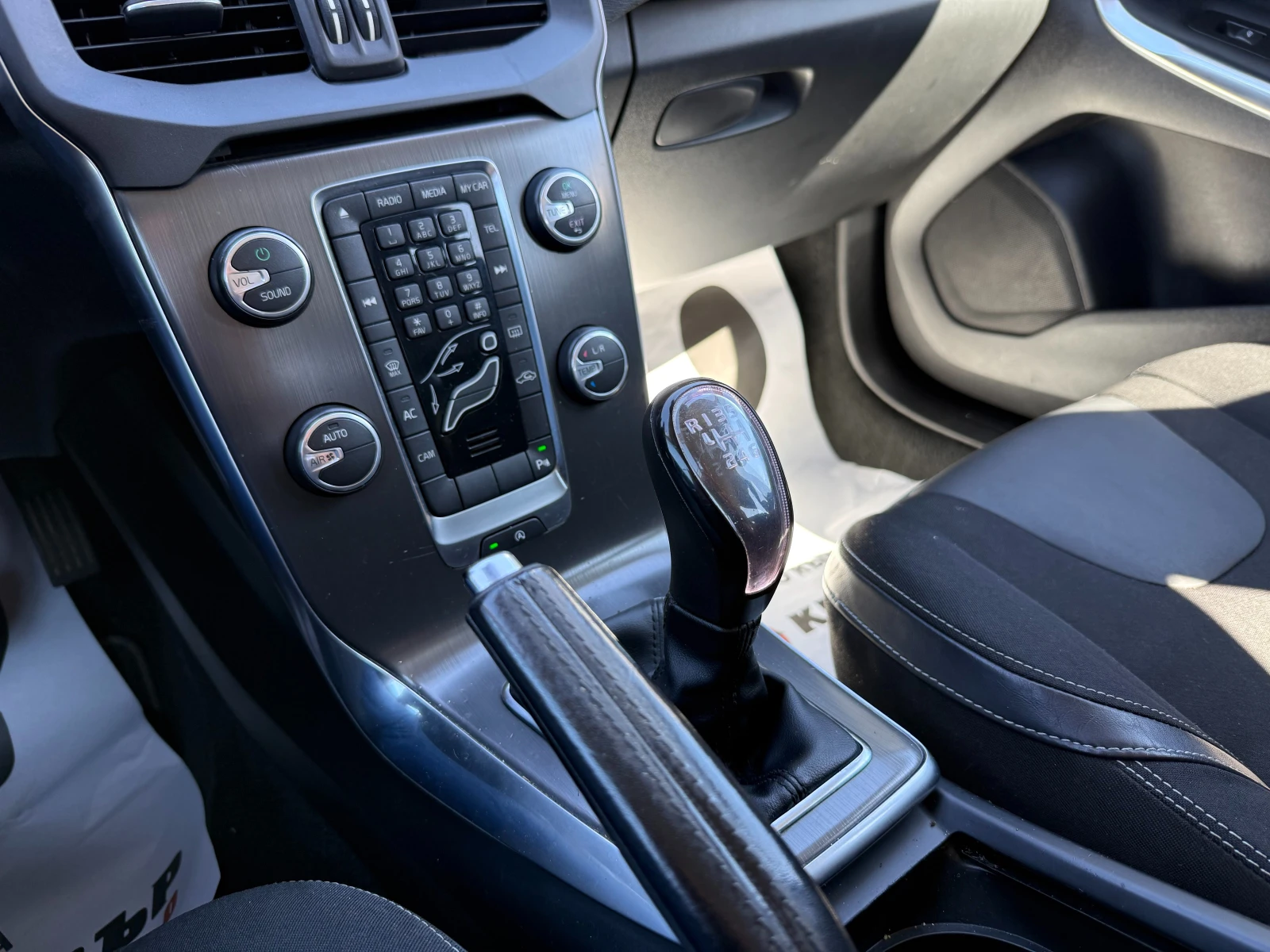 Volvo V40, снимка 11 - Автомобили и джипове - 54148630