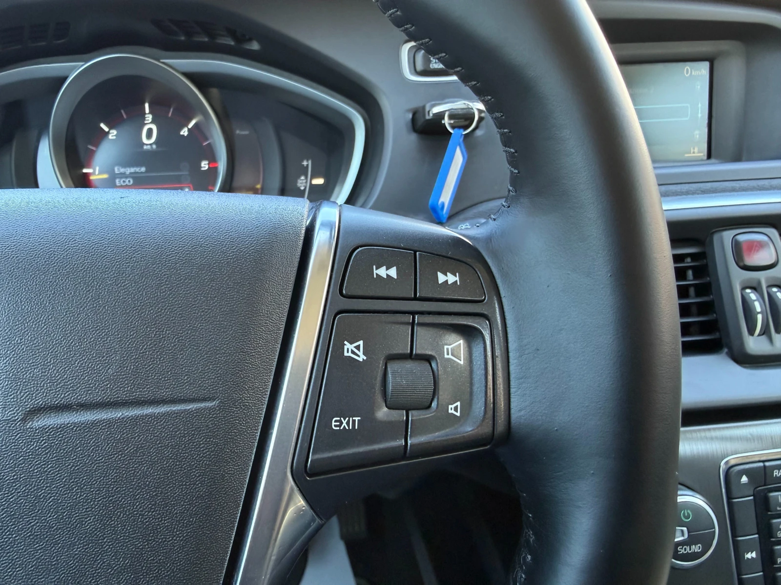 Volvo V40, снимка 15 - Автомобили и джипове - 54148630