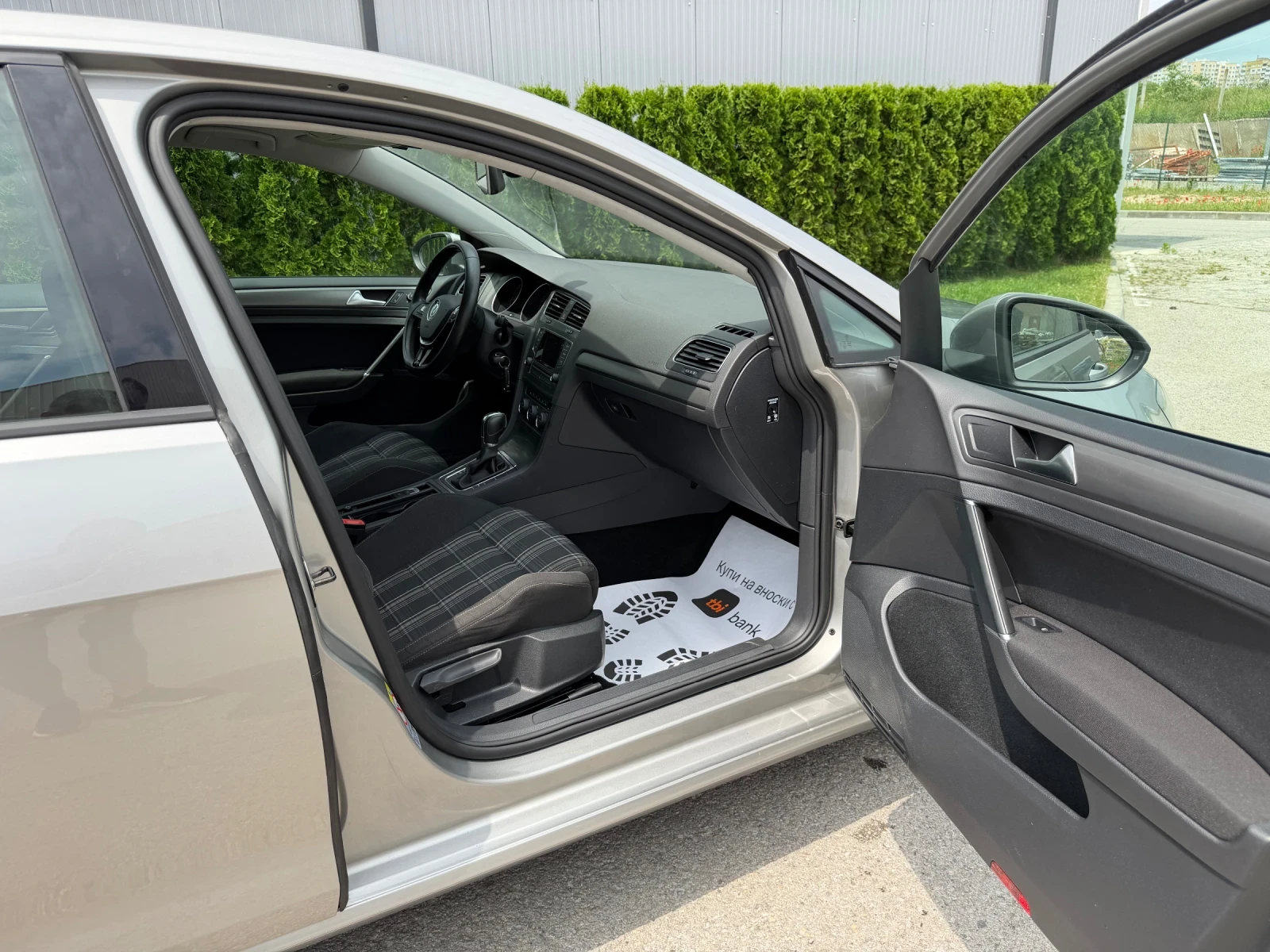 VW Golf 1.6tdi 105k.c* Автоматик* Recaro* ЛИЗИНГ* , снимка 13 - Автомобили и джипове - 54778577