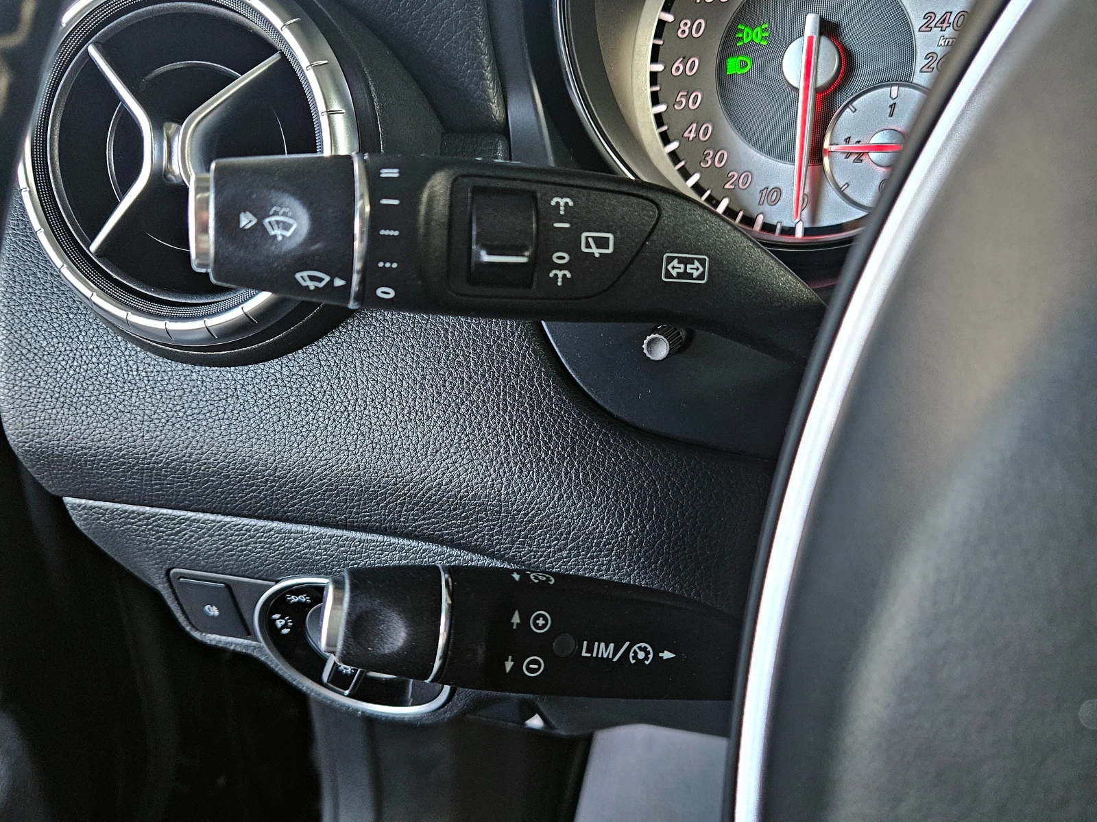 Mercedes-Benz CLA 200 AMG/GERMANY/7G-TRON/PARK ASSYST/BLUETOOTH AUDIO/LI, снимка 13 - Автомобили и джипове - 56268259