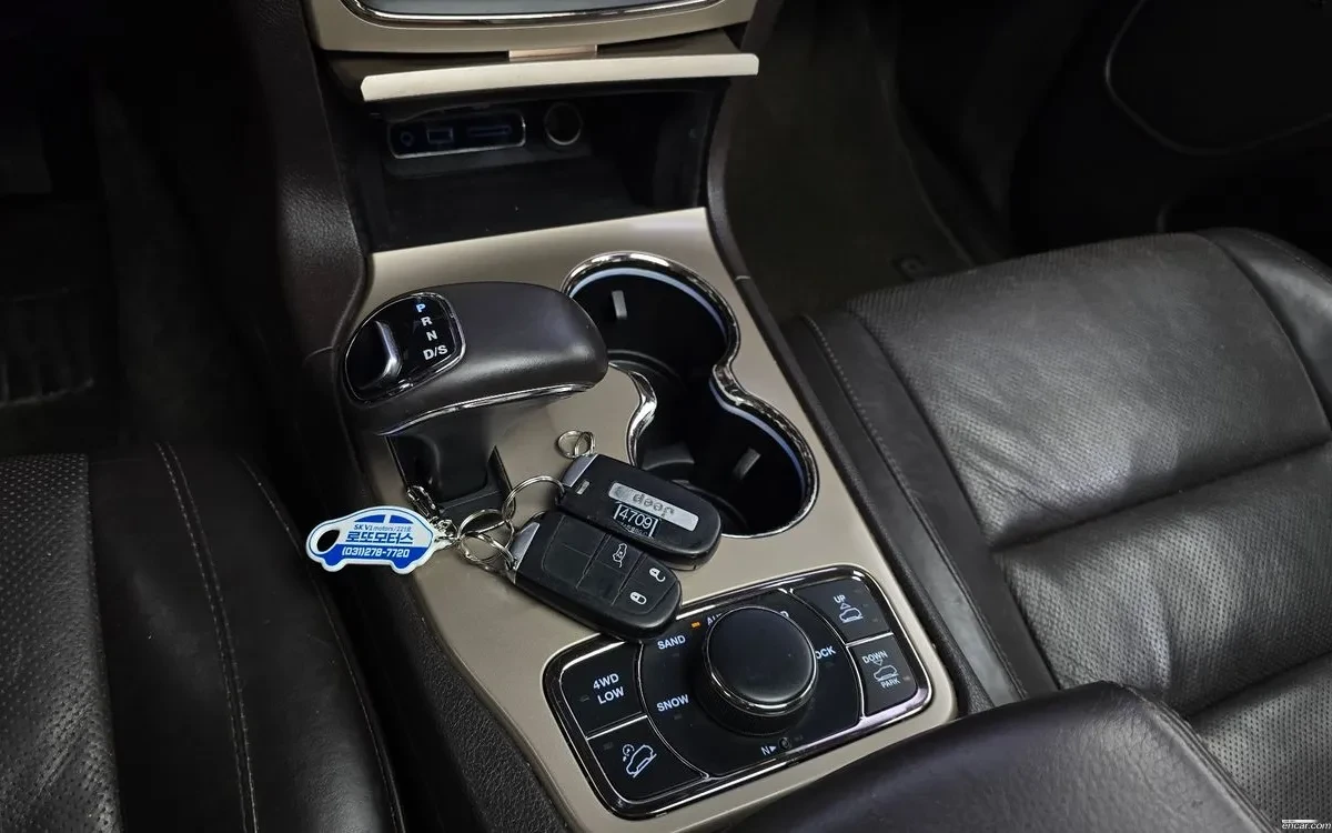 Jeep Grand cherokee 3.0 Diesel Summit, снимка 8 - Автомобили и джипове - 54820736