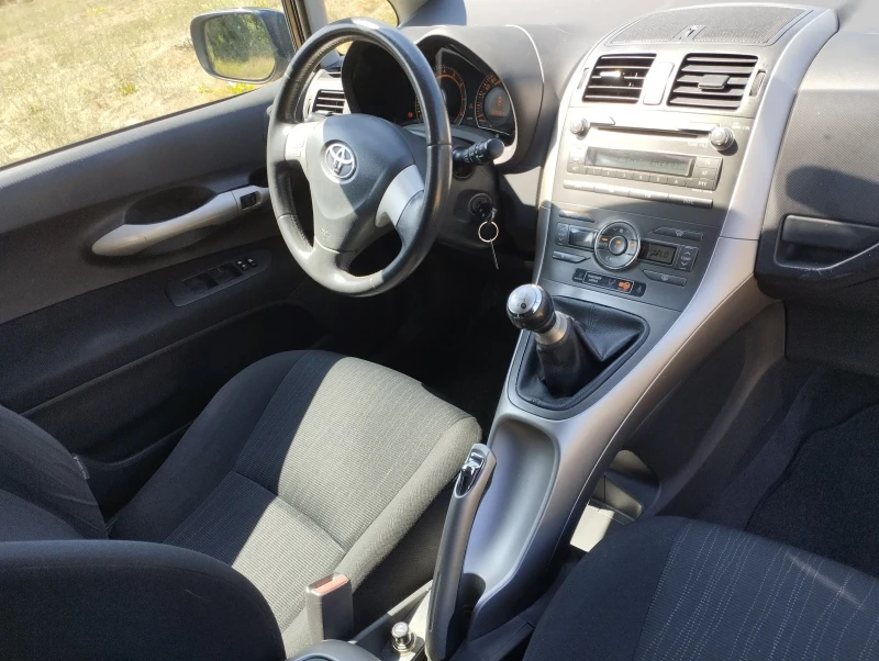 Toyota Auris 1.4, снимка 11 - Автомобили и джипове - 47002868