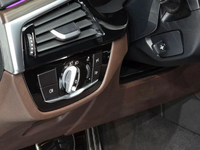 BMW 523 523d M Sport| 190к.с., снимка 15 - Автомобили и джипове - 55804011