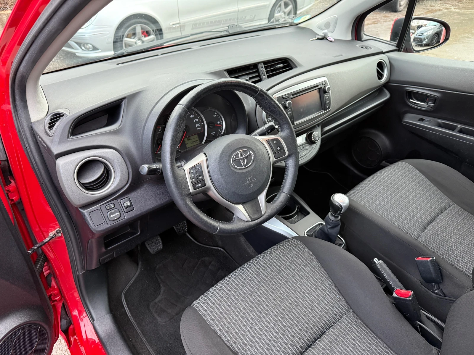 Toyota Yaris 1.4 D-4D (90 кс)07.2013г. Euro 5B Навигация/Камера - изображение 9