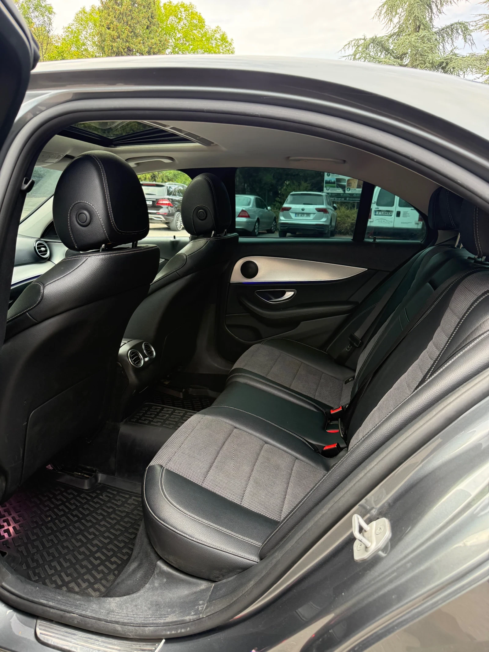 Mercedes-Benz E 220 9G-Tronic/MULTIBEAM/DIGITAL/Шибедах, снимка 13 - Автомобили и джипове - 56048140