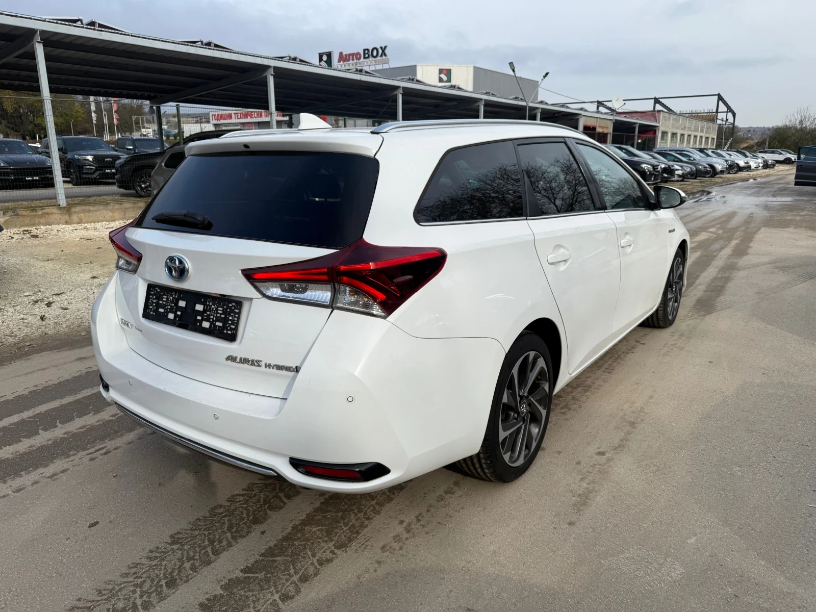 Toyota Auris 1.8 Hybrid - 100к.с. - изображение 4