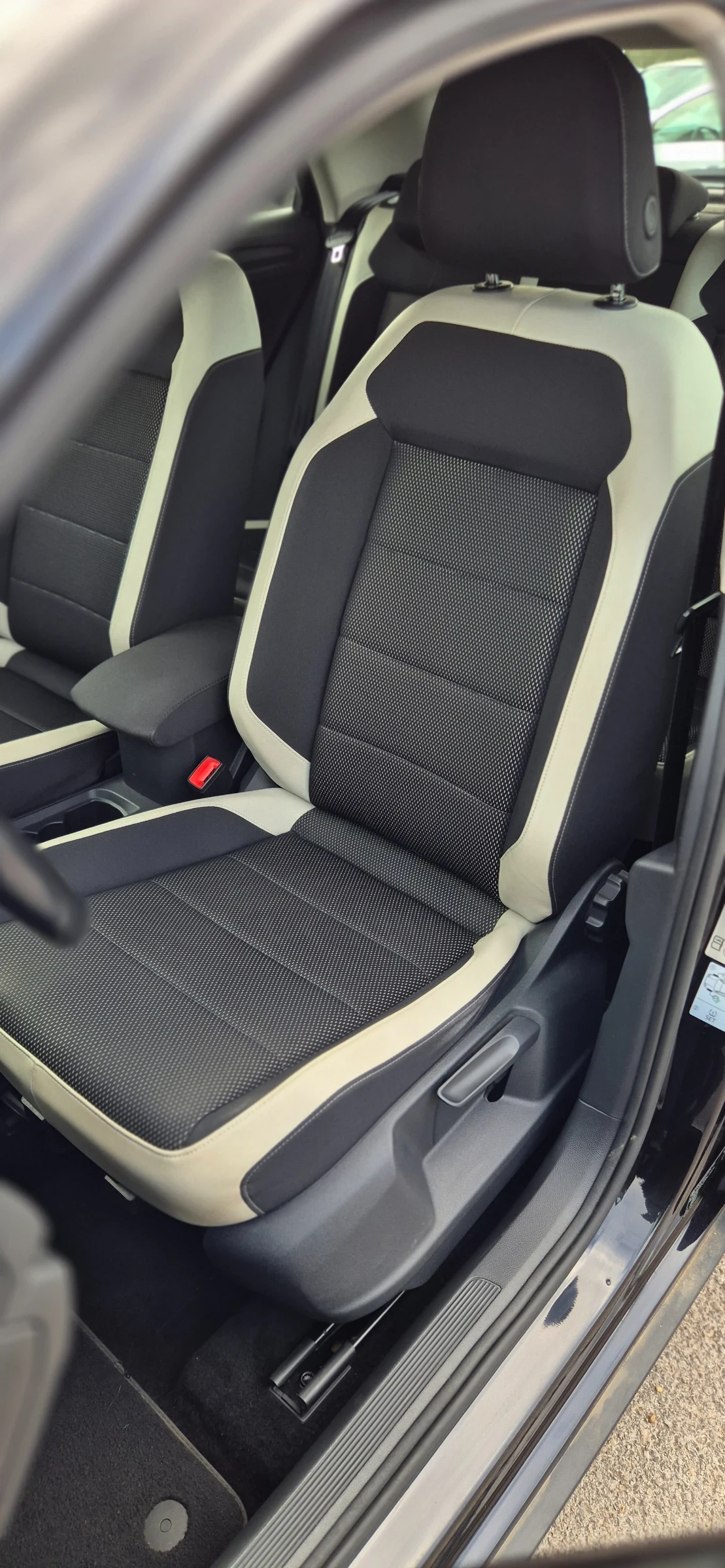VW T-Roc 1.5TSI* DSG* LANE ASSISTENT* DISTRONIK* LED, снимка 8 - Автомобили и джипове - 54579597