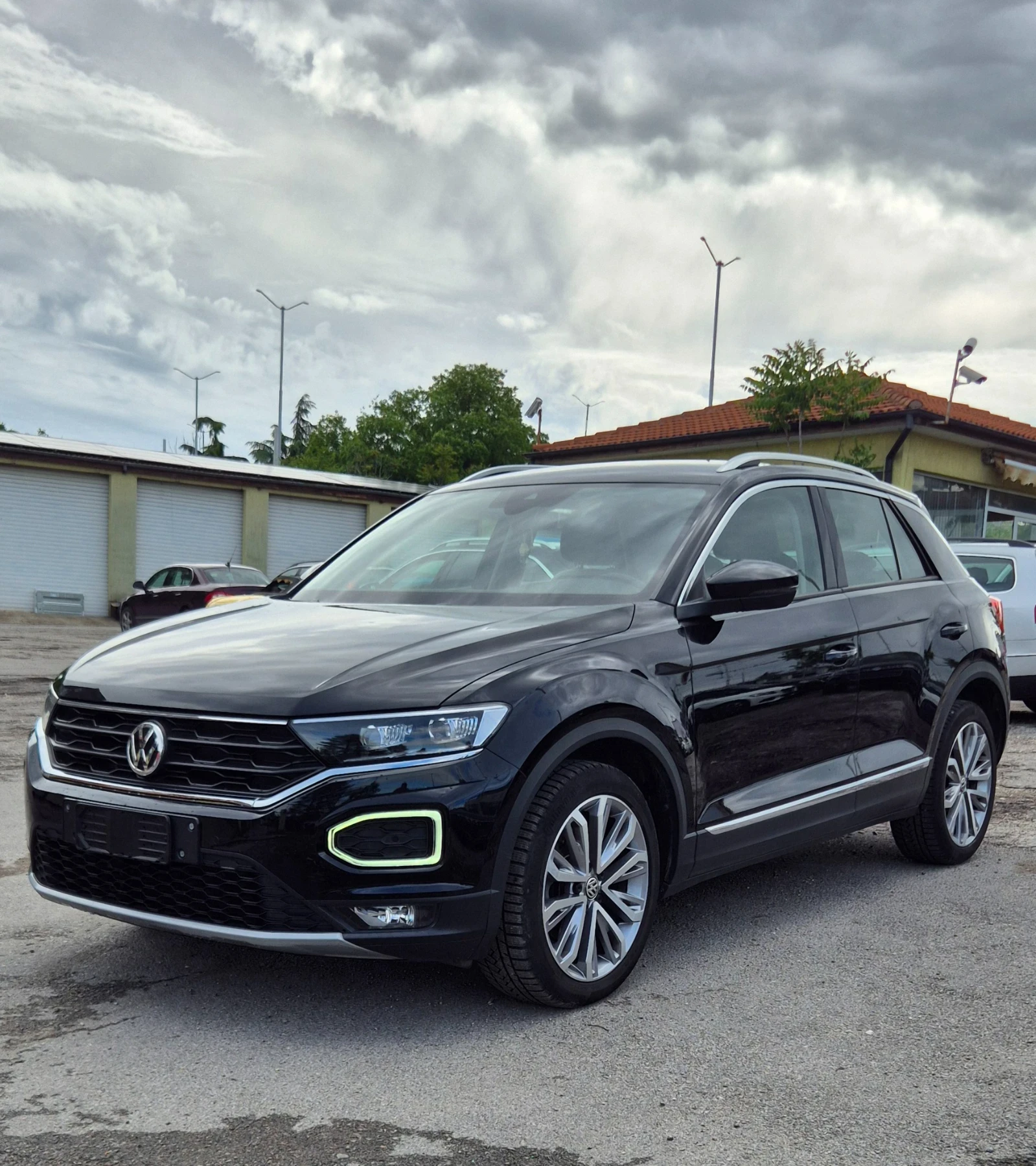 VW T-Roc 1.5TSI* DSG* LANE ASSISTENT* DISTRONIK* LED, снимка 2 - Автомобили и джипове - 54579597