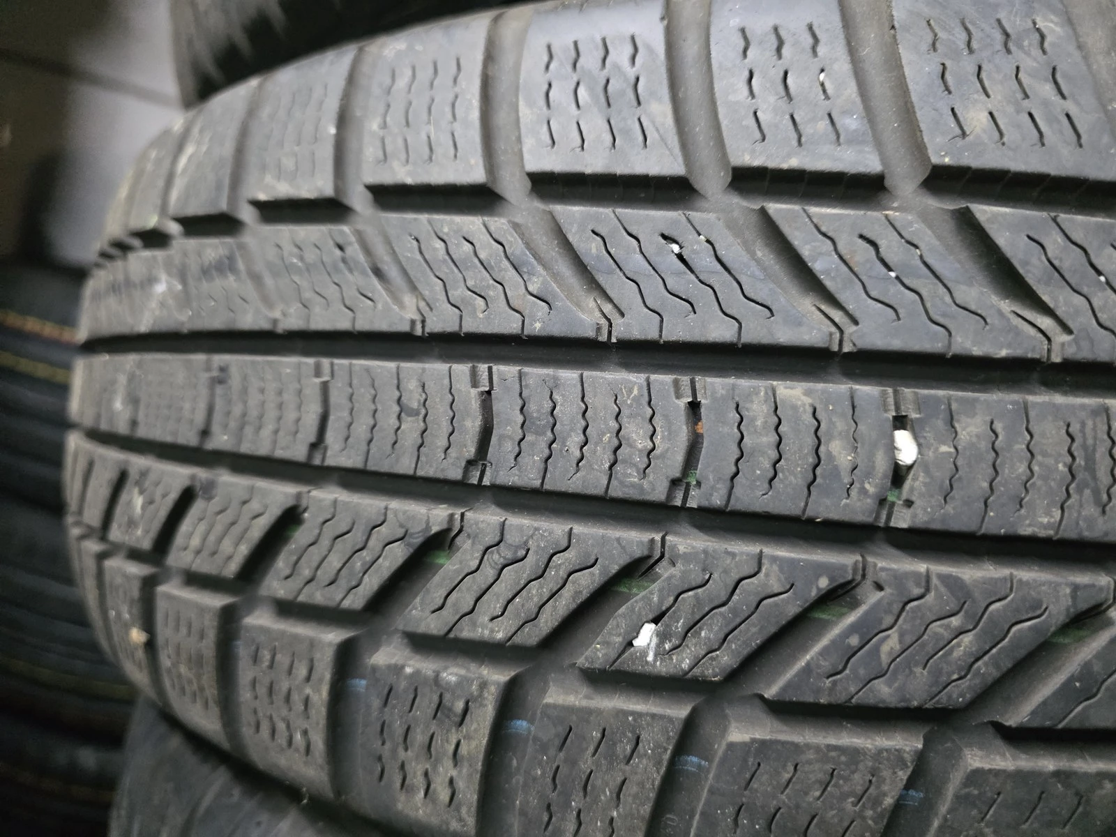 Гуми Зимни 195/60R18, снимка 5 - Гуми и джанти - 56725409