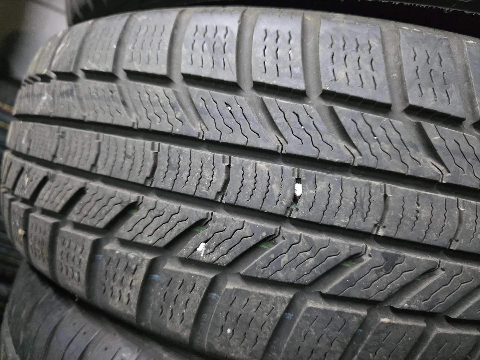 Гуми Зимни 195/60R18, снимка 2 - Гуми и джанти - 56725409