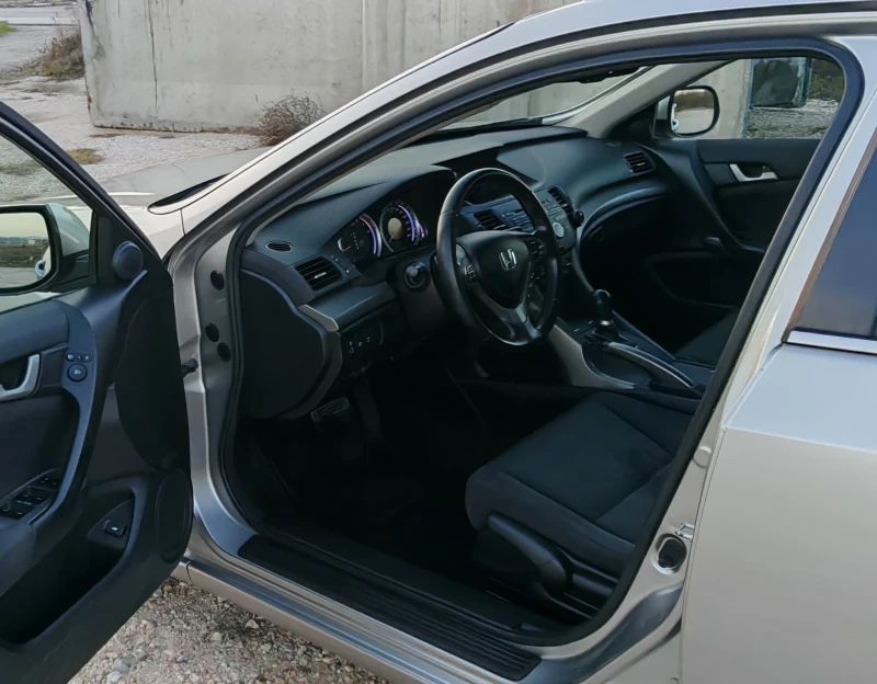 Honda Accord 8G 2.0i V-TEC* Автоматик* СЕРВИЗНА КНИЖКА, снимка 5 - Автомобили и джипове - 53252049