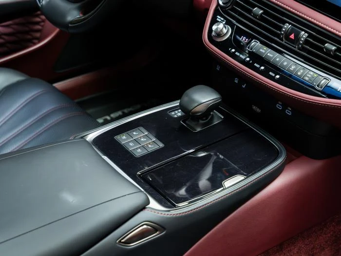 Lexus LS 500 AWD* 360* HUD* MASSAGE* ОБДУХВ* SOFTCLOSE* PRIVILE, снимка 12 - Автомобили и джипове - 54770267