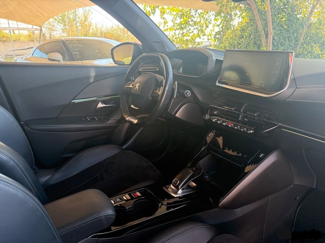 Peugeot 2008 GT PACK EAT8 155КС - изображение 4