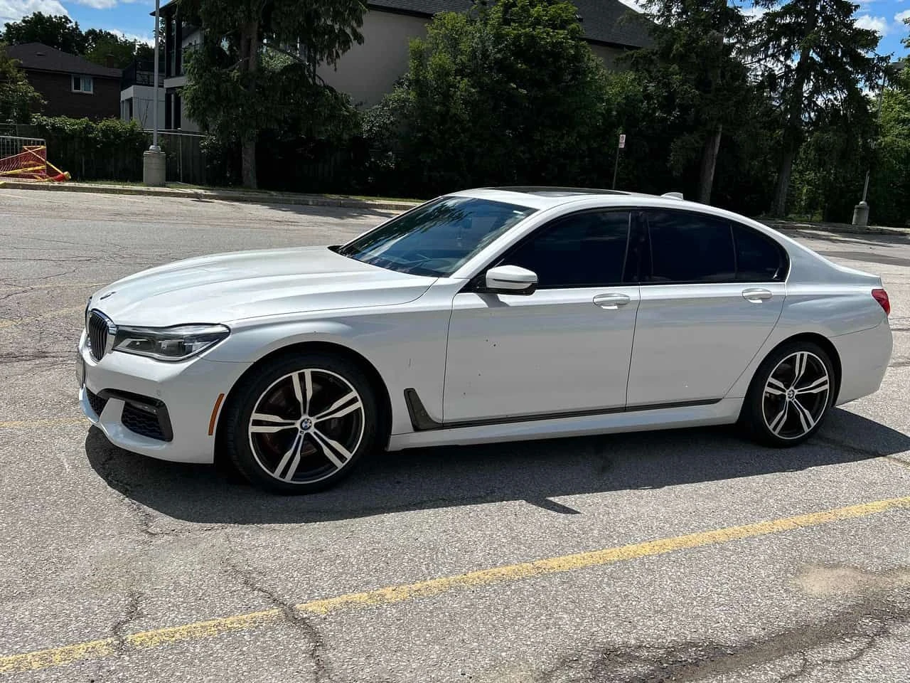 BMW 750 * МАСАЖИ* 360 КАМЕРА* ОБДУХВАНЕ* ВАКУМ* , снимка 3 - Автомобили и джипове - 54998572