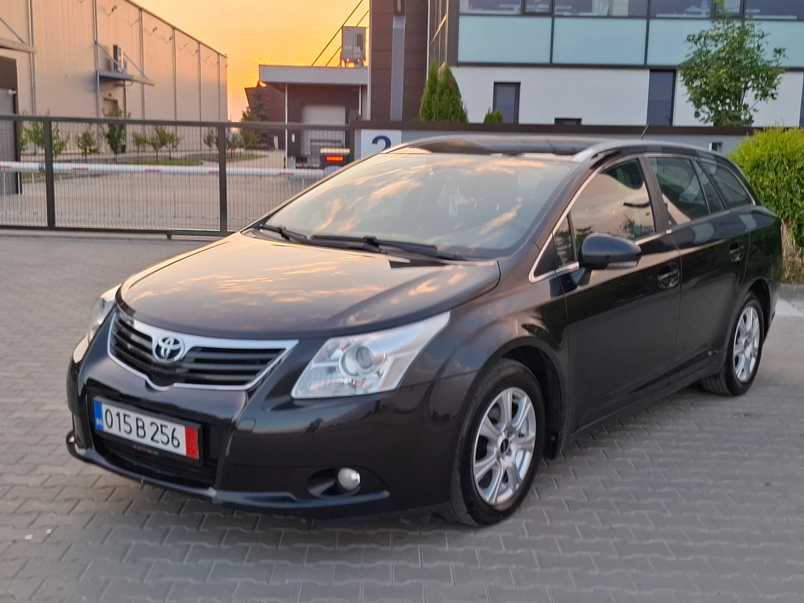 Toyota Avensis 2.0D4D* (126кс)* NAVI* НОВ ВНОС* , снимка 4 - Автомобили и джипове - 55565476