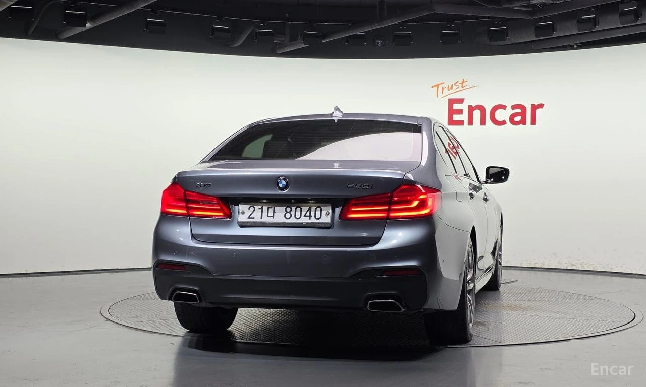 BMW 530 M* SPORT* XDRIVE* ОБДУХВАНЕ* ДИСТРОНИК* ХЕДЪП* 360, снимка 4 - Автомобили и джипове - 55785666