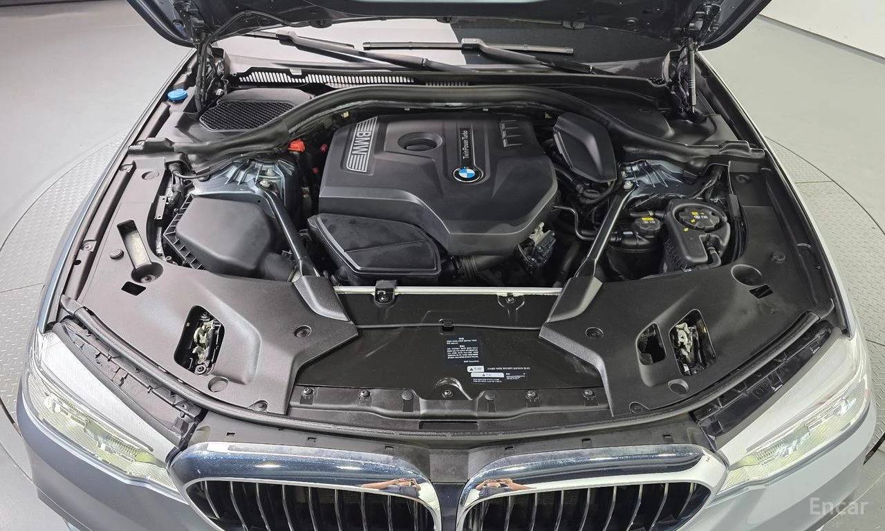 BMW 530 M* SPORT* XDRIVE* ОБДУХВАНЕ* ДИСТРОНИК* ХЕДЪП* 360, снимка 17 - Автомобили и джипове - 55785666